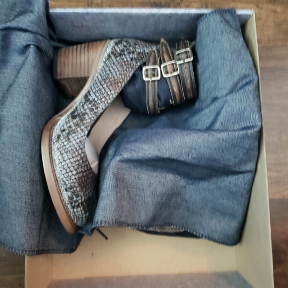 Freebird by Steven Randi blue multi snake NWT sz 7 - Picture 6 of 9